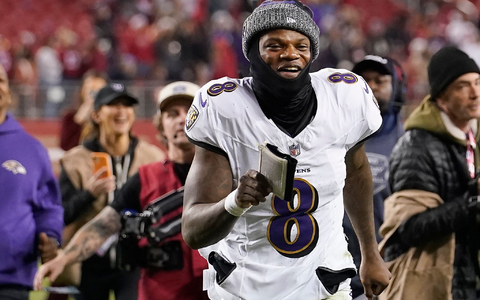 Ravens-Quarterback Lamar Jackson freut sich über den Sieg gegen die 49ers. - Foto: Godofredo A. Vásquez/AP