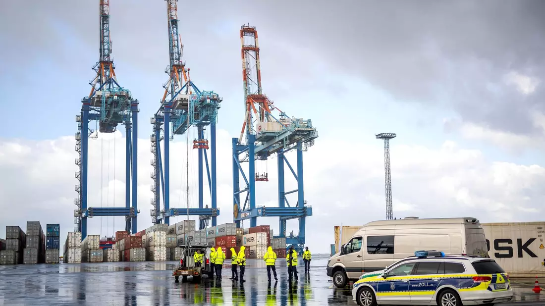 Der Zoll kontrolliert Container im Hafen von Bremerhaven. - Bild: Sina Schuldt/dpa