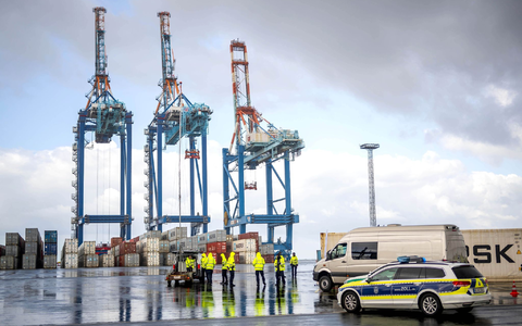 Der Zoll kontrolliert Container im Hafen von Bremerhaven. - Foto: Sina Schuldt/dpa