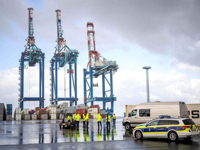 Der Zoll kontrolliert Container im Hafen von Bremerhaven. - Foto: Sina Schuldt/dpa
