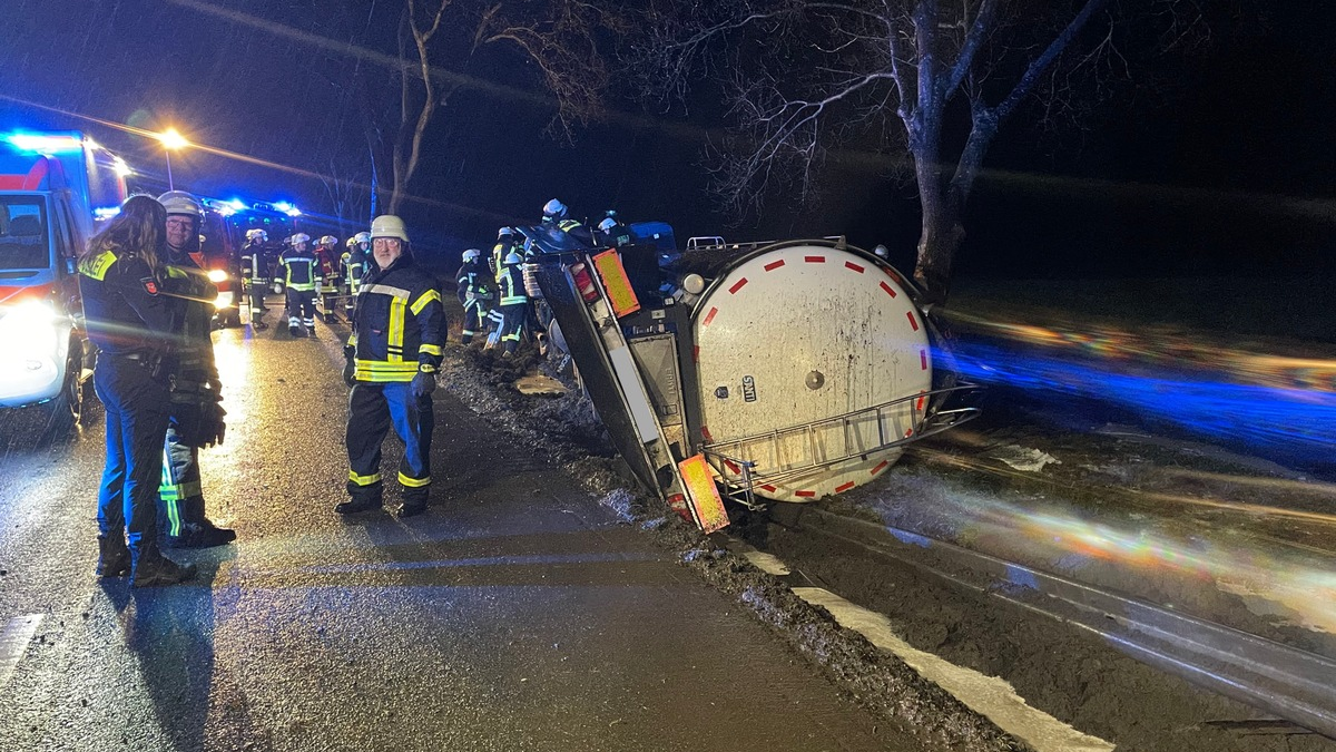 FW-ROW: Milchlaster kommt von der Fahrbahn ab - Foto: presseportal.de
