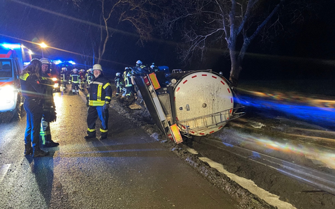 FW-ROW: Milchlaster kommt von der Fahrbahn ab - Foto: presseportal.de