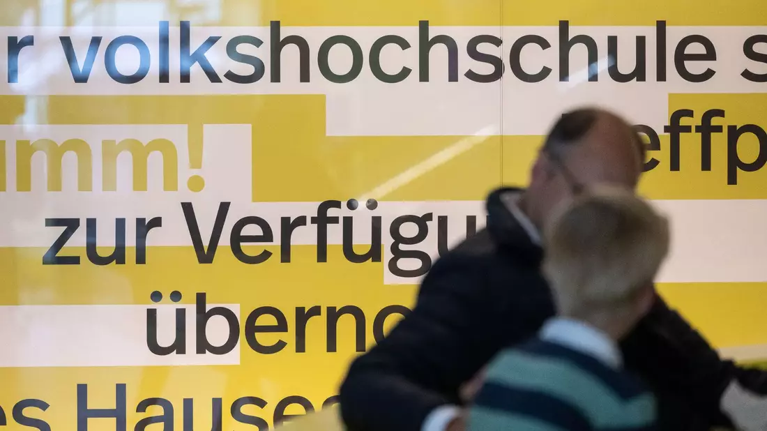 Es gibt einen deutlichen Trend bei Anmeldungen bei Anmeldungen an den Volkshochschulen. - Bild: Marijan Murat/dpa