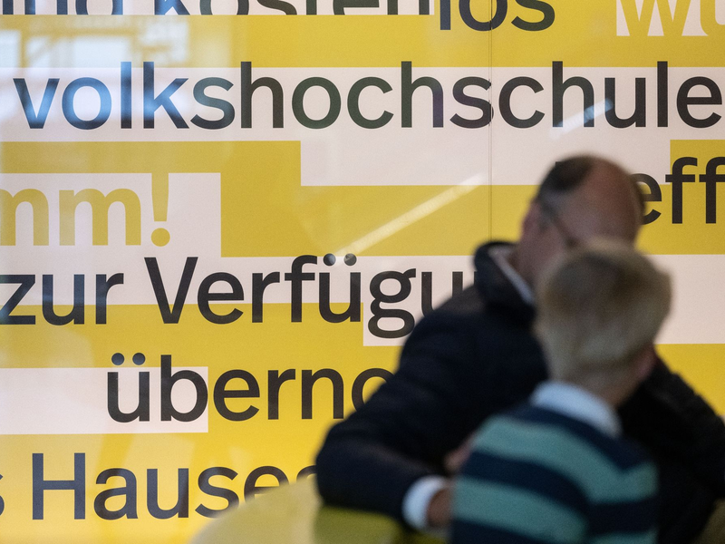 Es gibt einen deutlichen Trend bei Anmeldungen bei Anmeldungen an den Volkshochschulen. - Foto: Marijan Murat/dpa