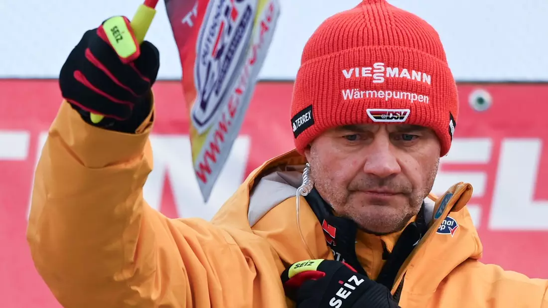 Skisprung-Bundestrainer Stefan Horngacher hat sein Team für den Auftakt der Vierschanzentournee nominiert. - Bild: Hendrik Schmidt/dpa