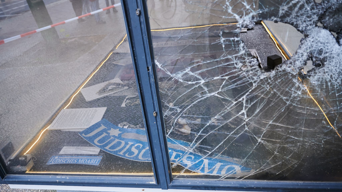 Ein Loch ist in der zersplitterten Glasscheibe eines Schaukastens vor dem Rathaus Tiergarten in Berlin zu sehen. - Foto: Annette Riedl/dpa