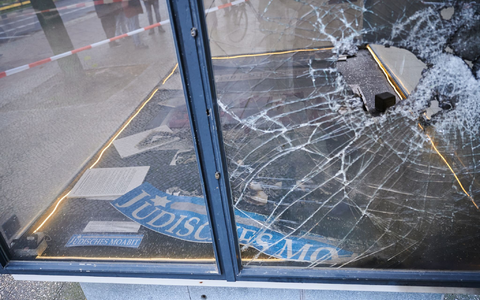 Ein Loch ist in der zersplitterten Glasscheibe eines Schaukastens vor dem Rathaus Tiergarten in Berlin zu sehen. - Foto: Annette Riedl/dpa