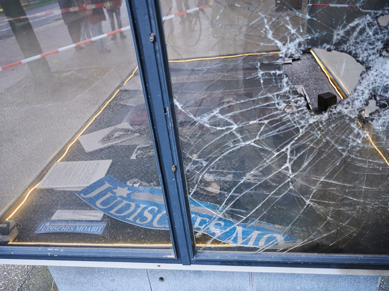 Ein Loch ist in der zersplitterten Glasscheibe eines Schaukastens vor dem Rathaus Tiergarten in Berlin zu sehen. - Foto: Annette Riedl/dpa