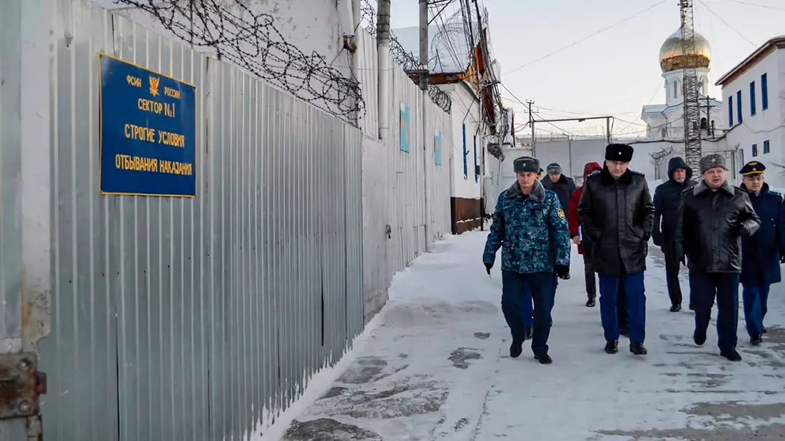 Auf diesem vom Ombudsmann für Menschenrechte des Autonomen Kreises der Jamal-Nenzen zur Verfügung gestellten Foto geht eine Gruppe von Beamten durch eine Gefängniskolonie im russischen Charp. - Bild: -/Ombudsmann für Menschenrechte des Autonomen Bezirks der Jamal-Nenzen/AP/dpa