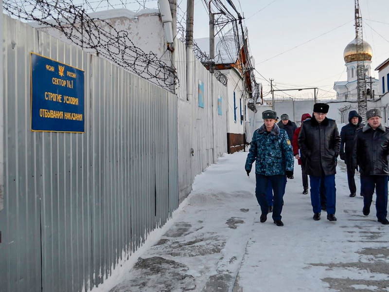 Auf diesem vom Ombudsmann für Menschenrechte des Autonomen Kreises der Jamal-Nenzen zur Verfügung gestellten Foto geht eine Gruppe von Beamten durch eine Gefängniskolonie im russischen Charp. - Foto: -/Ombudsmann für Menschenrechte des Autonomen Bezirks der Jamal-Nenzen/AP/dpa