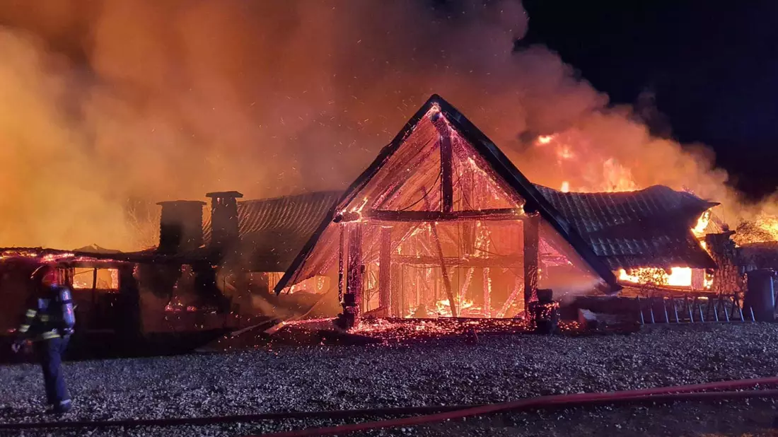 Das Feuer brach bisher ungeklärten Gründen aus. - Bild: ISU Prahova Romanian Emergency Services/AP/dpa