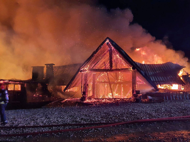 Das Feuer brach bisher ungeklärten Gründen aus. - Foto: ISU Prahova Romanian Emergency Services/AP/dpa