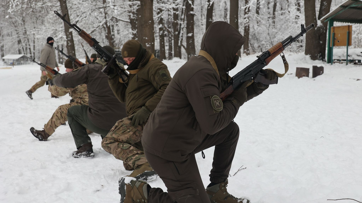 Ukrainische Soldaten erhalten eine Spezialausbildung unter Feldbedingungen in der Region Charkiw im Nordosten der Ukraine. - Foto: Ukrinform/dpa