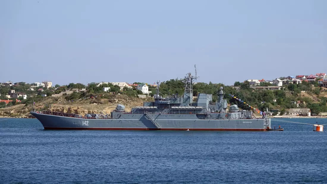 Das Kriegsschiff «Nowotscherkassk» der russischen Schwarzmeerflotte vor der Hafenstadt. - Bild: Ulf Mauder/dpa