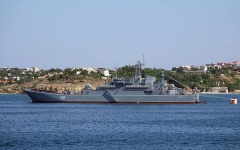Das Kriegsschiff «Nowotscherkassk» der russischen Schwarzmeerflotte vor der Hafenstadt. - Foto: Ulf Mauder/dpa