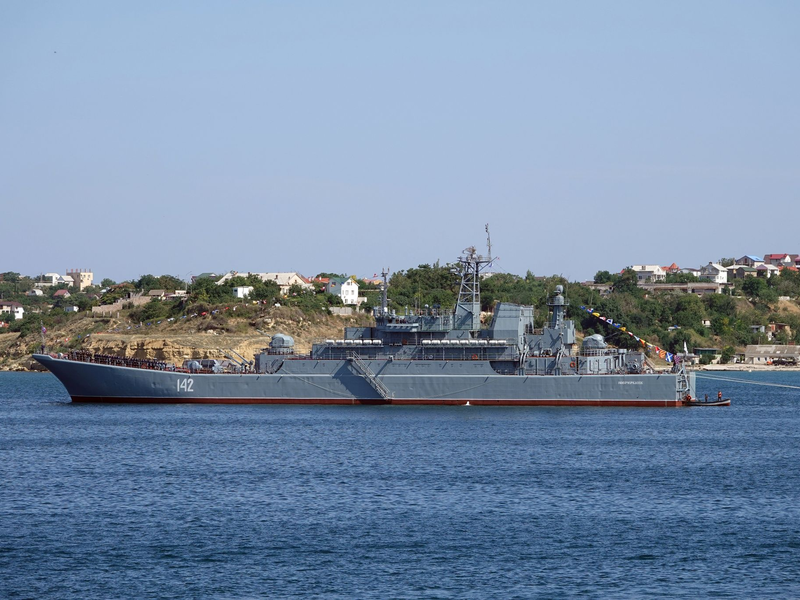 Das Kriegsschiff «Nowotscherkassk» der russischen Schwarzmeerflotte vor der Hafenstadt. - Foto: Ulf Mauder/dpa