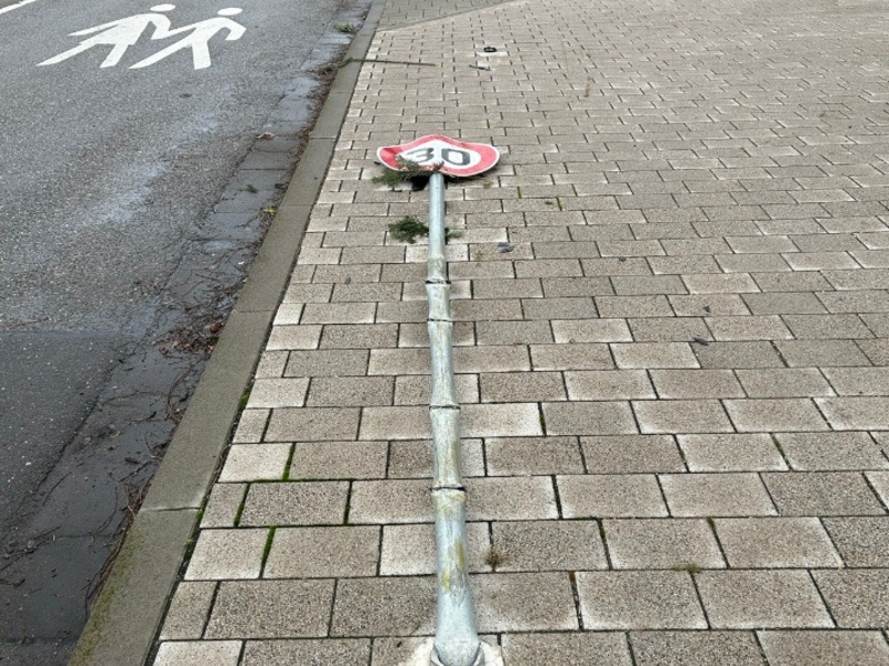 POL-EL: Nordhorn - Verkehrsschild bei Unfall herausgerissen und geflüchtet - Foto: presseportal.de