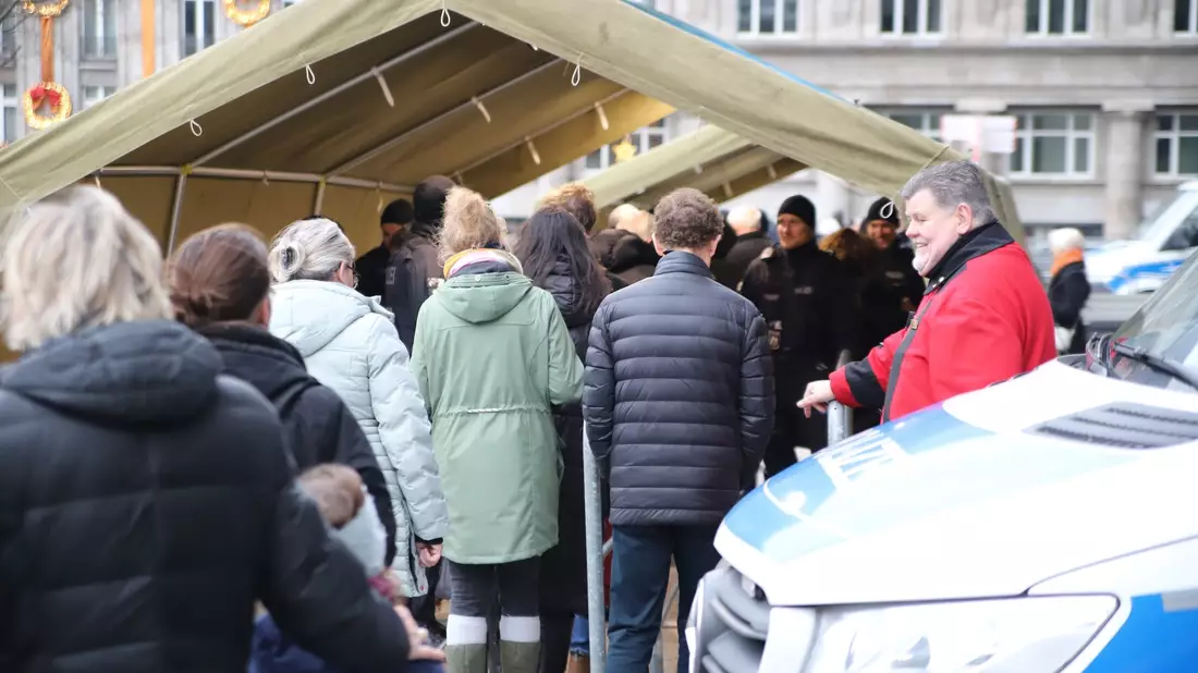 Am zweiten Weihnachtsfeiertag bildet sich eine Warteschlange beim Einlass in den Kölner Dom. - Bild: Sascha Thelen/dpa