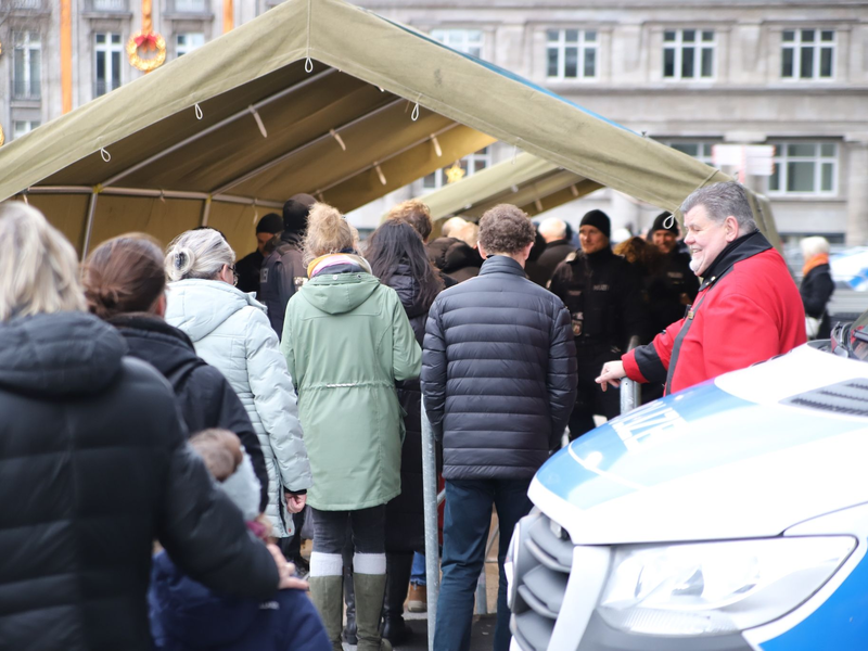 Am zweiten Weihnachtsfeiertag bildet sich eine Warteschlange beim Einlass in den Kölner Dom. - Foto: Sascha Thelen/dpa