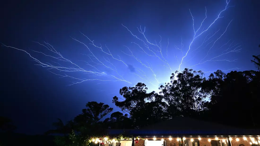 Ein intensiver Blitz erhellt den Himmel. - Bild: Dave Hunt/AAP/dpa