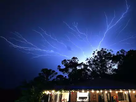 Ein intensiver Blitz erhellt den Himmel. - Foto: Dave Hunt/AAP/dpa