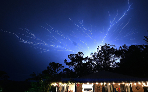Ein intensiver Blitz erhellt den Himmel. - Foto: Dave Hunt/AAP/dpa