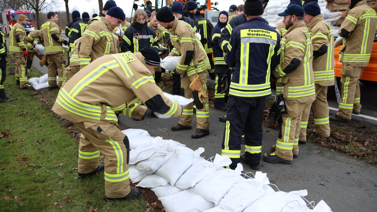 FW-OLL: UPDATE: Hochwasser in Sandkrug - Deich nässt durch - Weitere Sicherungsmaßnahmen erfolgen - Foto: presseportal.de