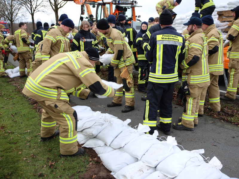 FW-OLL: UPDATE: Hochwasser in Sandkrug - Deich nässt durch - Weitere Sicherungsmaßnahmen erfolgen - Foto: presseportal.de