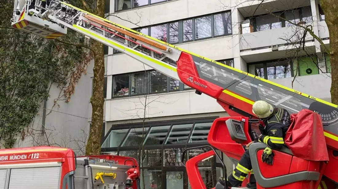 FW-M: Brennendes Weihnachtsgesteck im Hochhaus (Milbertshofen) - Bild: presseportal.de