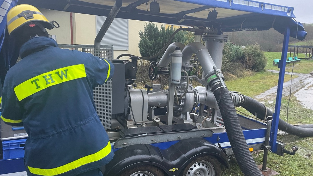 THW HB-NDS: Sturmtief Zoltan und Dauerregen: Hunderte THW-Kräfte aus Niedersachsen und Bremen kämpfen über die Feiertage gegen Hochwasser - Foto: presseportal.de