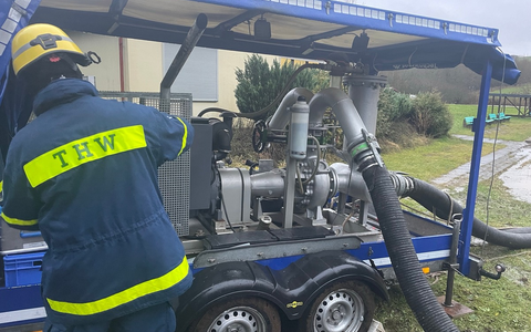 THW HB-NDS: Sturmtief Zoltan und Dauerregen: Hunderte THW-KrĂ€fte aus Niedersachsen und Bremen kĂ€mpfen ĂŒber die Feiertage gegen Hochwasser - Foto: presseportal.de THW HB-NDS: Sturmtief Zoltan und Dauerregen: Hunderte THW-KrĂ€fte aus Niedersachsen und Bremen kĂ€mpfen ĂŒber die Feiertage gegen Hochwasser - Foto: presseportal.de