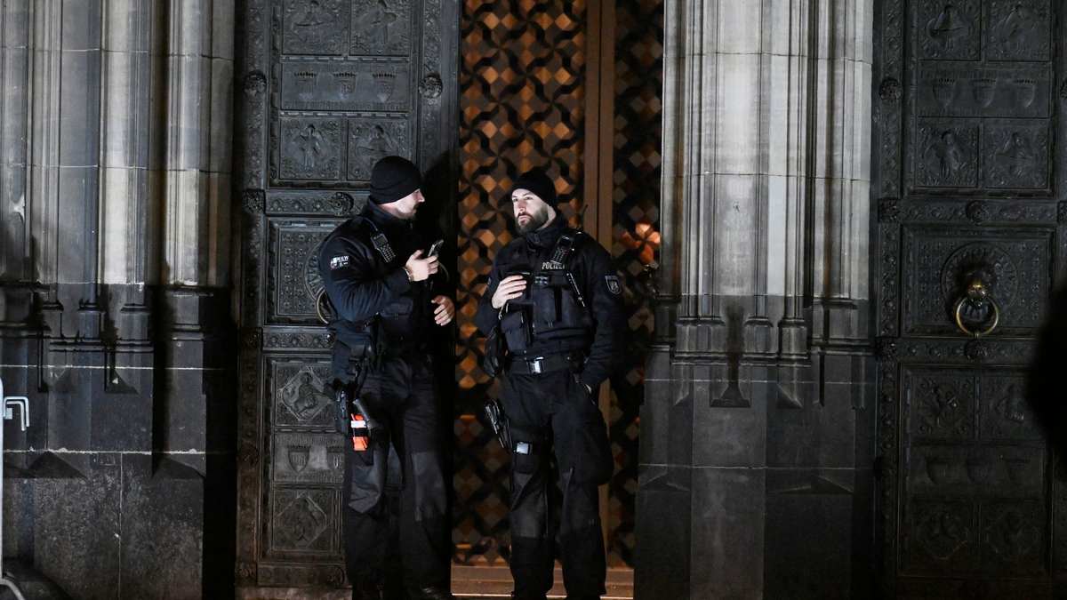 Polizisten sichern einen Eingang zum Kölner Dom. - Foto: Roberto Pfeil/dpa