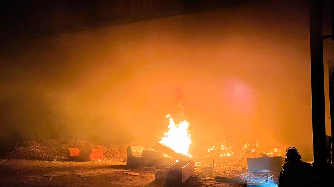 FW-E: Brand in einer leerstehenden Lagerhalle - zügiger Löscheinsatz verhindert Brandausbreitung - Bild: presseportal.de