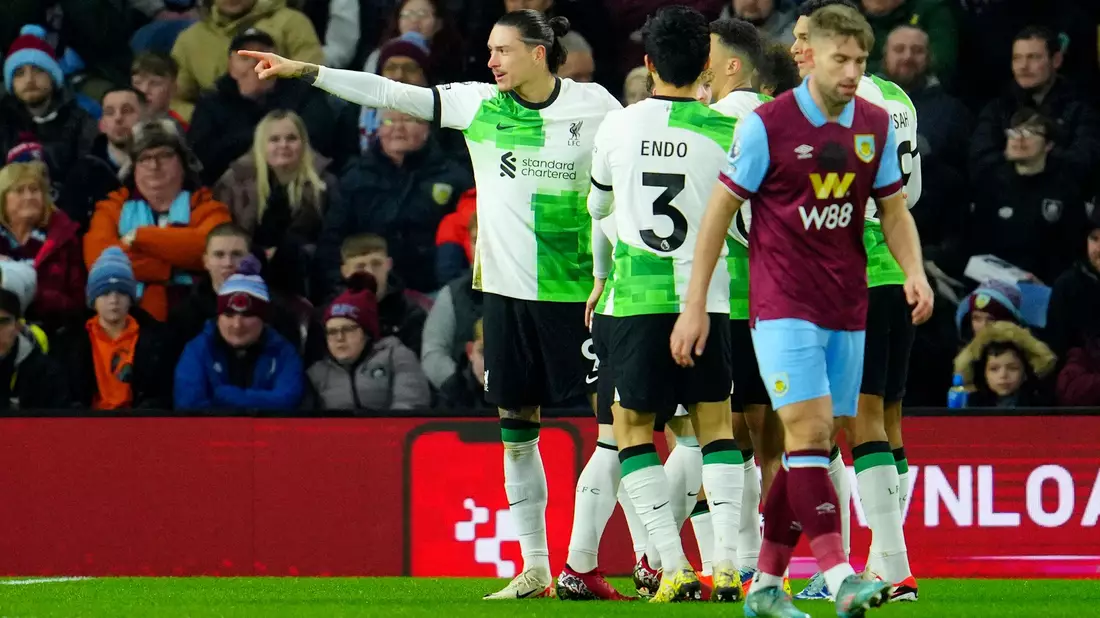 Liverpool übernimmt durch den Sieg in Burnley vorerst die Tabellenführung. - Bild: Jon Super/AP/dpa