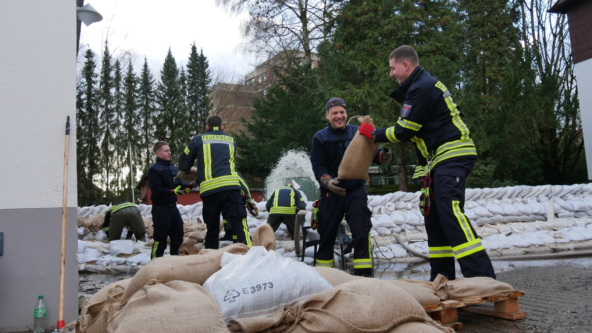 FW Celle: Hochwassereinsätze am 2. Weihnachtstag - 5. Lagemeldung! / Hund aus Überschwemmungsfläche gerettet. - Foto: presseportal.de