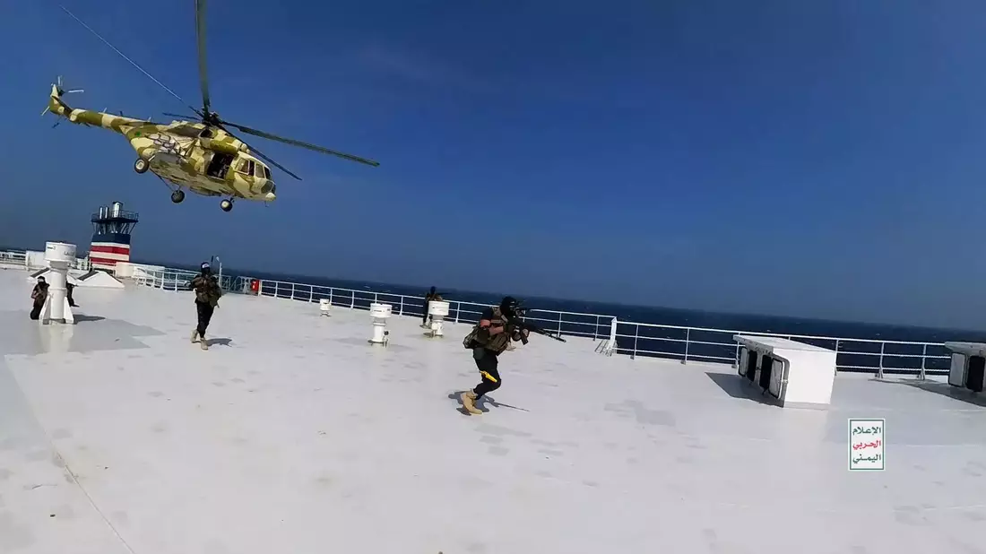 Huthi-Rebellen, die auf dem Deck des Frachtschiffs «Galaxy Leader» laufen, als sie es im Roten Meer vor der Küste von Hodeidah in ihre Gewalt bringen. - Bild: ---/Houthi Military Media Center/dpa