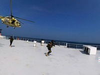 Huthi-Rebellen, die auf dem Deck des Frachtschiffs «Galaxy Leader» laufen, als sie es im Roten Meer vor der Küste von Hodeidah in ihre Gewalt bringen. - Foto: ---/Houthi Military Media Center/dpa