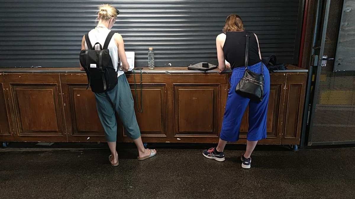 Zwei Frauen mit Laptop (Archiv) - Foto: über dts Nachrichtenagentur