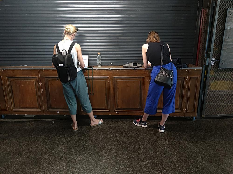 Zwei Frauen mit Laptop (Archiv) - Foto: über dts Nachrichtenagentur