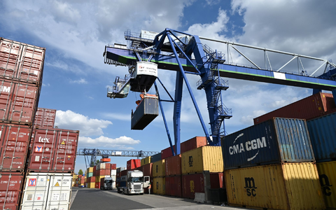 Zinserhöhungen und die schwächelnde Weltwirtschaft verderben vielen Branchen in Deutschland die Stimmung. - Foto: Arne Dedert/dpa