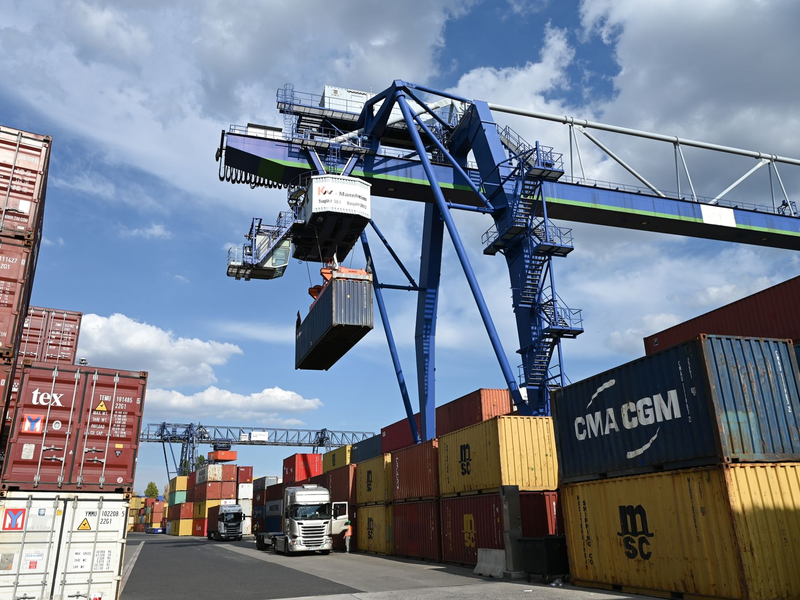 Zinserhöhungen und die schwächelnde Weltwirtschaft verderben vielen Branchen in Deutschland die Stimmung. - Foto: Arne Dedert/dpa