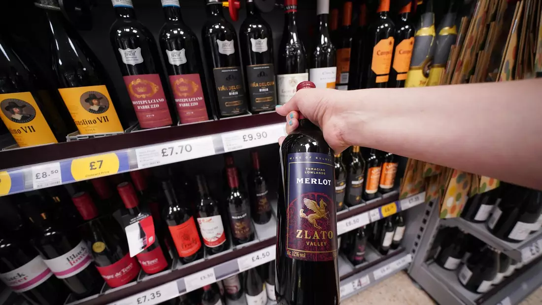 Künftig sollen die Menschen in Großbritannien auch wieder Wein und Sekt in Pint-Flaschen kaufen können. - Bild: Yui Mok/PA Wire/dpa