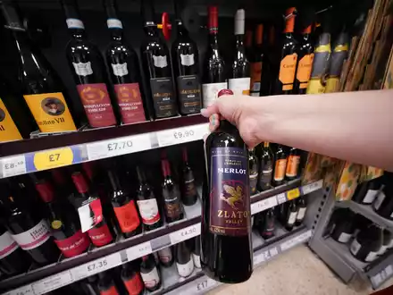 Künftig sollen die Menschen in Großbritannien auch wieder Wein und Sekt in Pint-Flaschen kaufen können. - Foto: Yui Mok/PA Wire/dpa