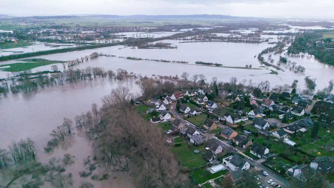 Hochwasser umfließt die Ortschaft Ruthe im Landkreis Hildesheim. - Bild: Julian Stratenschulte/dpa