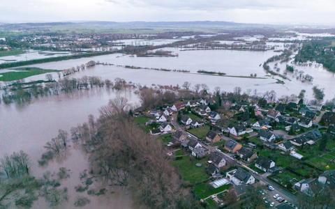Hochwasser umfließt die Ortschaft Ruthe im Landkreis Hildesheim. - Foto: Julian Stratenschulte/dpa