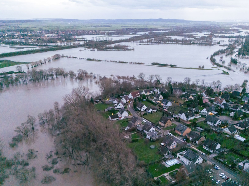 Hochwasser umfließt die Ortschaft Ruthe im Landkreis Hildesheim. - Foto: Julian Stratenschulte/dpa