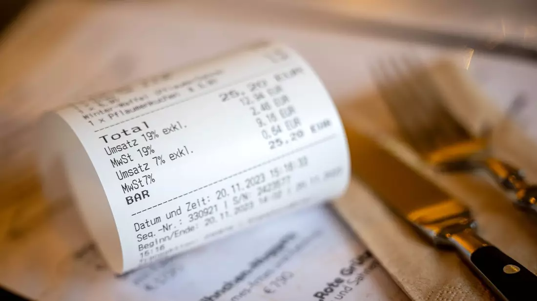 Ab 1. Januar gilt auf Speisen in der Gastronomie wieder der volle Mehrwertsteuersatz von 19 Prozent. - Bild: Sina Schuldt/dpa