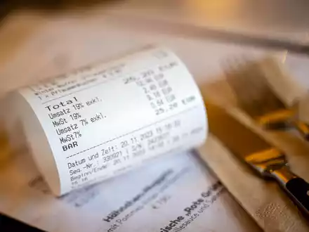 Zeigt sich die geplante Mehrwertsteuersenkung auch auf der Restaurant-Rechnung? (Archivbild) - Foto: Sina Schuldt/dpa