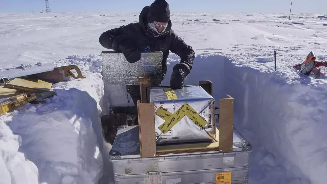 Matthias Jaggi baut die Metamorphosebox mit dem Schneeblock fertig. - Bild: Matthias Jaggi/SLF/dpa
