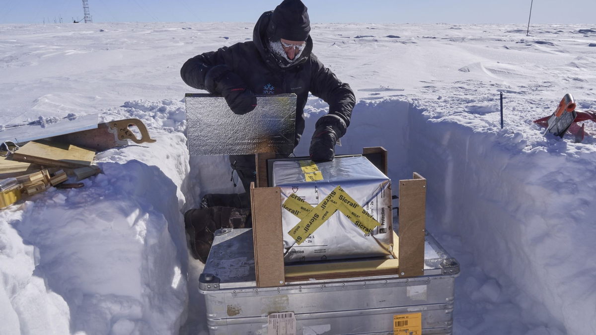 Matthias Jaggi baut die Metamorphosebox mit dem Schneeblock fertig. - Foto: Matthias Jaggi/SLF/dpa
